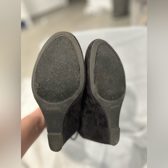 Atop by ZiGi Soho size 6 lace up micro- suede wedge heel boot - Picture 2 of 6